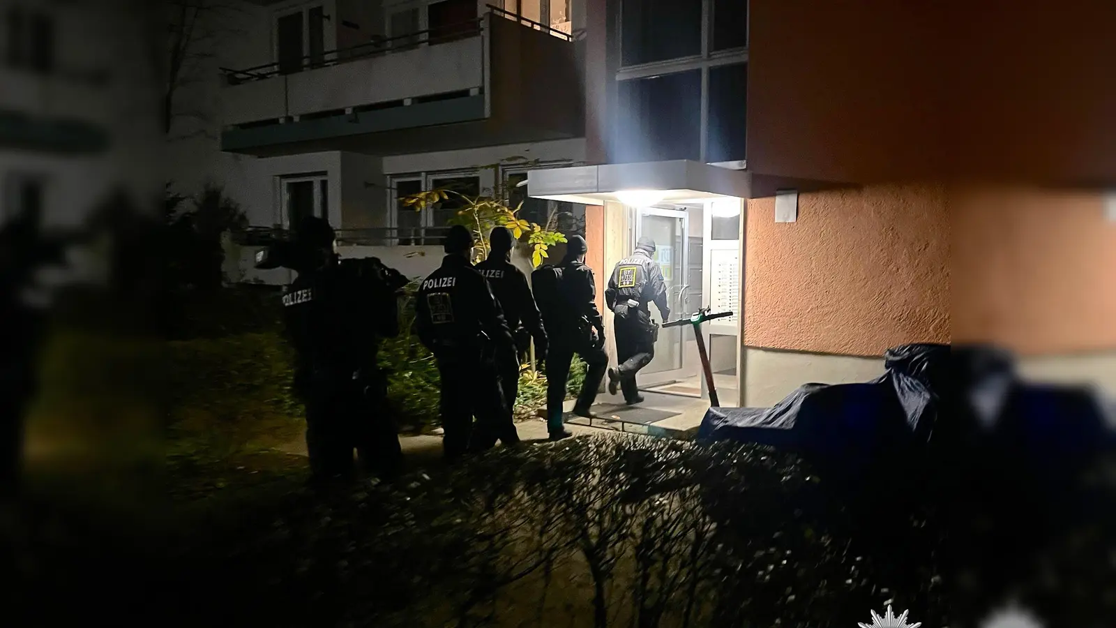 Einsatzkräfte durchsuchen Wohnungen in Bayern. (Foto: -/Bayerisches Landeskriminalamt/dpa)