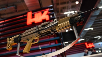 Ein Maschinengewehr von Heckler & Koch wird auf einer Waffenmesse ausgestellt. (Foto: Nicolas Armer/dpa)