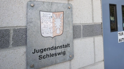 Die Staatsanwaltschaft ermittelt gegen zwei Mitarbeiterinnen der Jugendanstalt Schleswig. (Archivbild) (Foto: Christian Charisius/dpa)