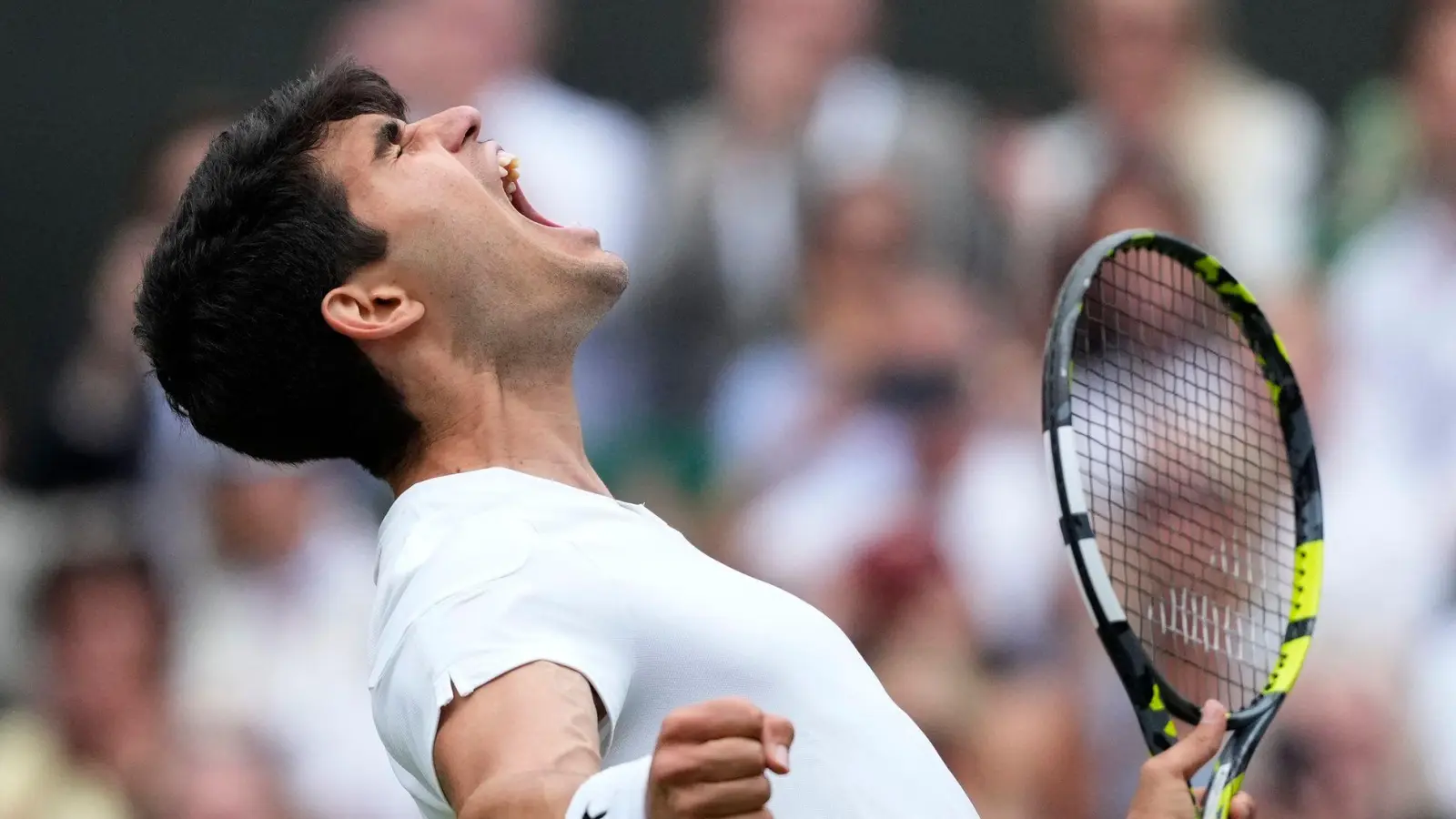 Jubel-Schrei in Wimbledon. Carlos Alcatraz freut sich über seinen Sieg gegen Medwedew. (Foto: Mosa'ab Elshamy/AP/dpa)