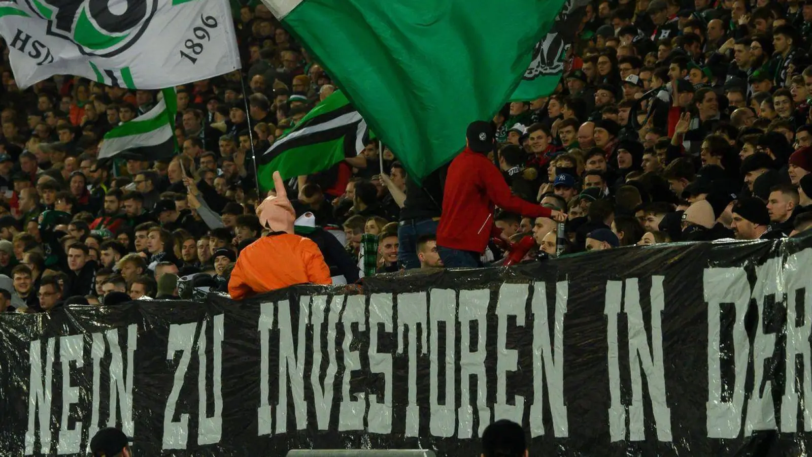 Der Investoren-Einstieg bei der DFL ist nach den wochenlangen Protesten der Fans geplatzt. (Foto: Swen Pförtner/dpa)