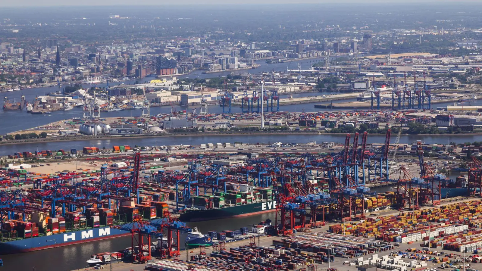 Die Gewerkschaft Verdi ruft die Beschäftigten im Hamburger Hafen zu Warnsteiks auf, (Foto: Christian Charisius/dpa)