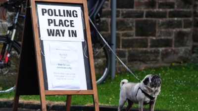 Die Menschen in Großbritannien gelten als besonders tierlieb und bringen ihre Hunde oft zum Wählen mit. (Foto: Andrew Milligan/PA Wire/dpa)