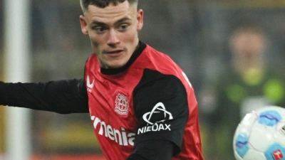 Leverkusens Florian Wirtz (l) blieb im Spiel bei Borussia Dortmund zunächst auf der Ersatzbank. (Foto: Bernd Thissen/dpa)