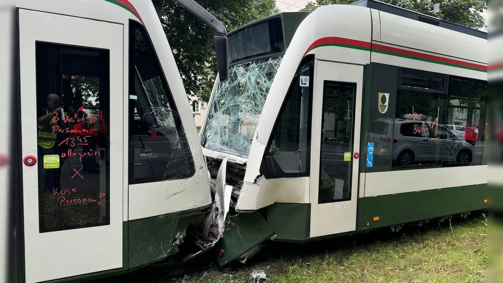 Beim Zusammenstoß von zwei Trambahnen wurden 20 Menschen verletzt, darunter auch ein Fahrer. (Foto: Friedrich/vifogra/dpa)