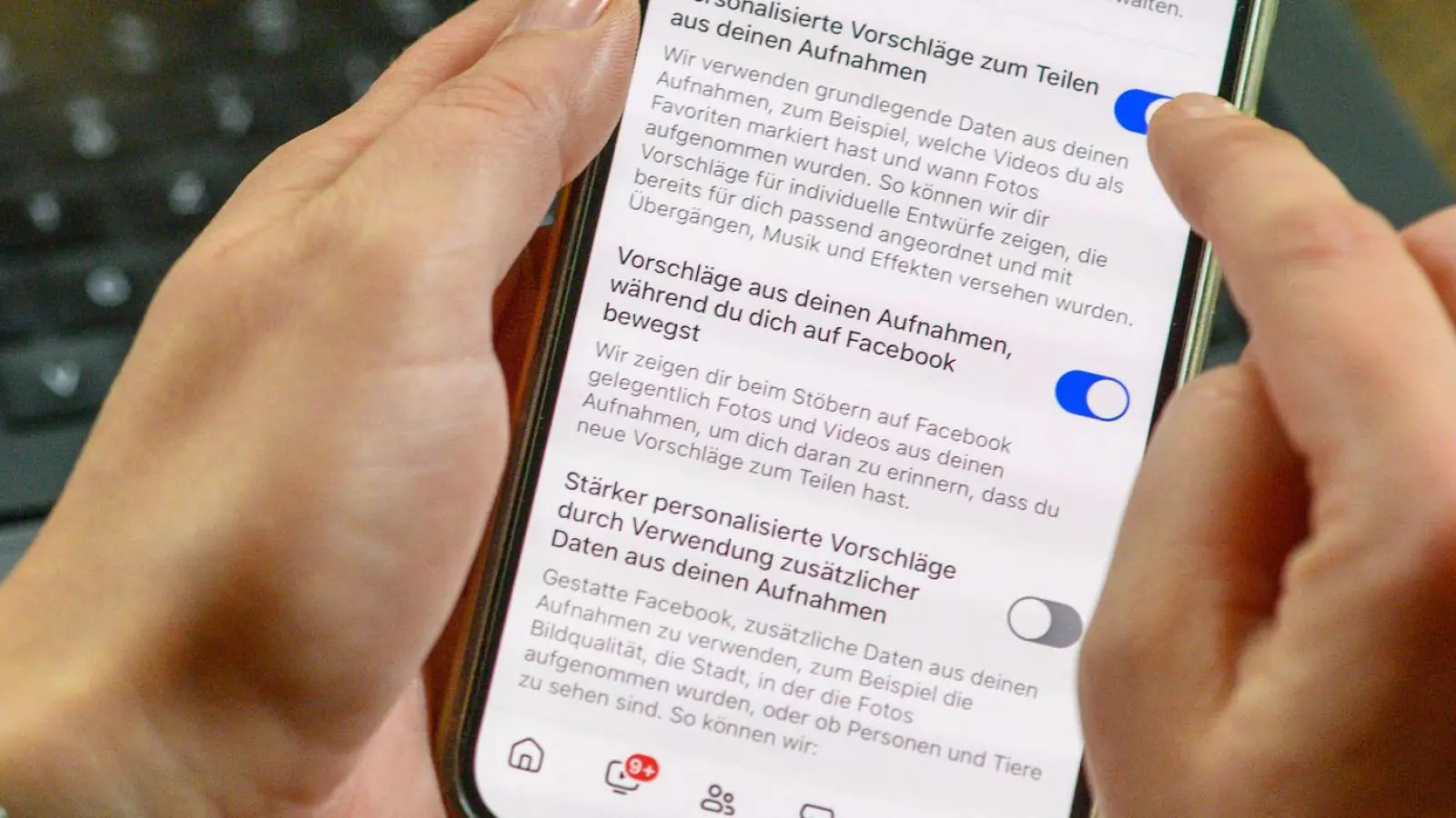 Wer nicht möchte, dass die Facebook-App im Hintergrund die eigenen Fotos analysiert, kann diese Funktion abschalten. (Foto: Klaus-Dietmar Gabbert/dpa-tmn)