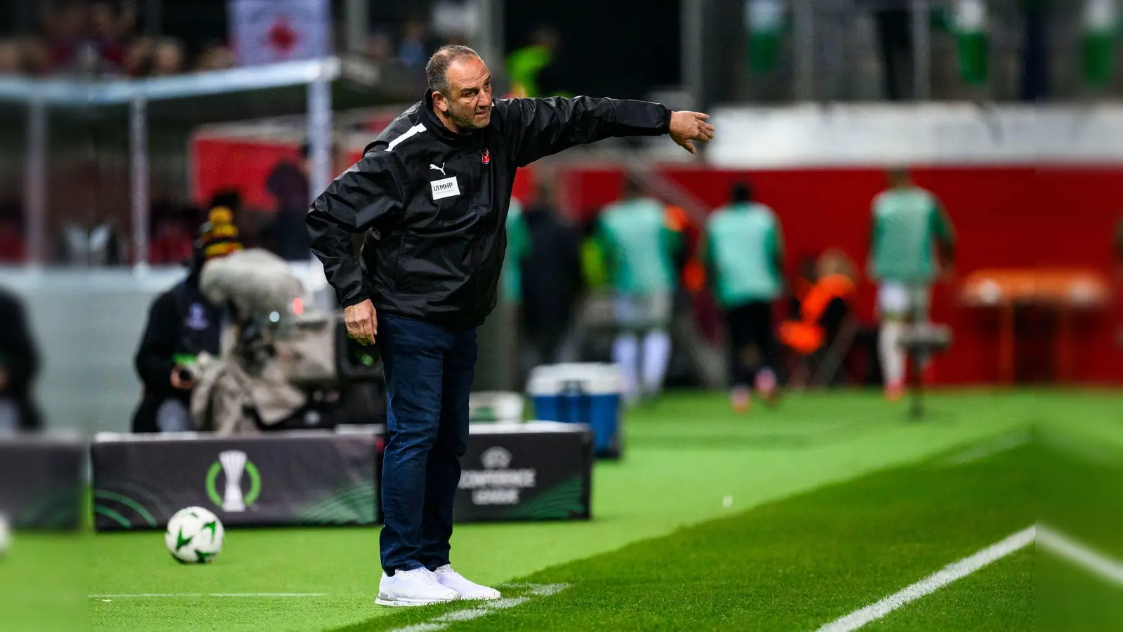 Trainer Frank Schmidt startete erfolgreich mit dem 1. FC Heidenheim in die Ligaphase der Conference League. (Foto: Tom Weller/dpa)