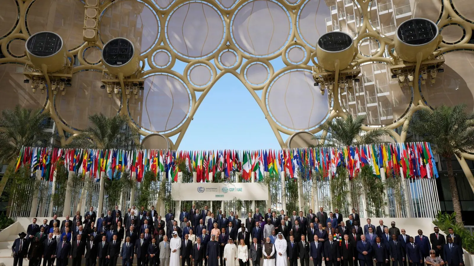 Die Staats- und Regierungschefs der Welt stehen beim UN-Klimagipfel für ein Gruppenfoto zusammen. (Foto: Peter Dejong/AP/dpa)