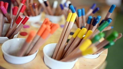 Die Verbraucherzentrale Bayern rät von lackierten Buntstiften für Schulkinder ab. (Foto: Uli Deck/dpa)