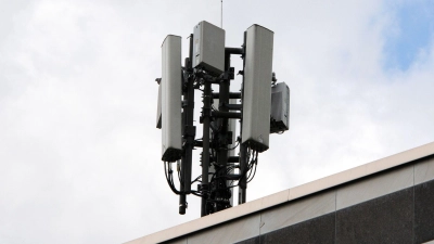 Mobilfunkantennen des Funkstandards 4G (länglich) und 5G (quadratisch) sind auf einem Dach an einem kleinen Mast montiert. (Foto: Wolf von Dewitz/dpa)