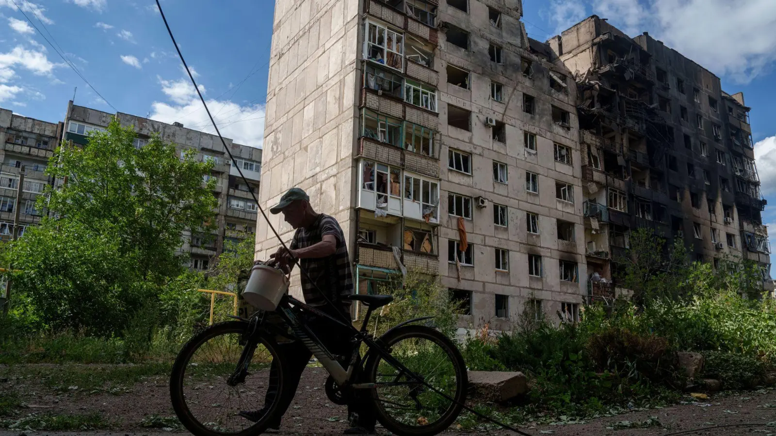 Die Front zwischen russischen und ukrainischen Truppen verläuft direkt durch die ostukrainische Stadt Torezk. (Archivbild) (Foto: Evgeniy Maloletka/AP/dpa)