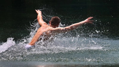 Für den einen ist es ein Kälteschock, für den anderen eine angenehme Abkühlung. Dass Menschen Temperaturen unterschiedlich empfinden, kann mehrere Ursachen haben. (Foto: Karl-Josef Hildenbrand/dpa)