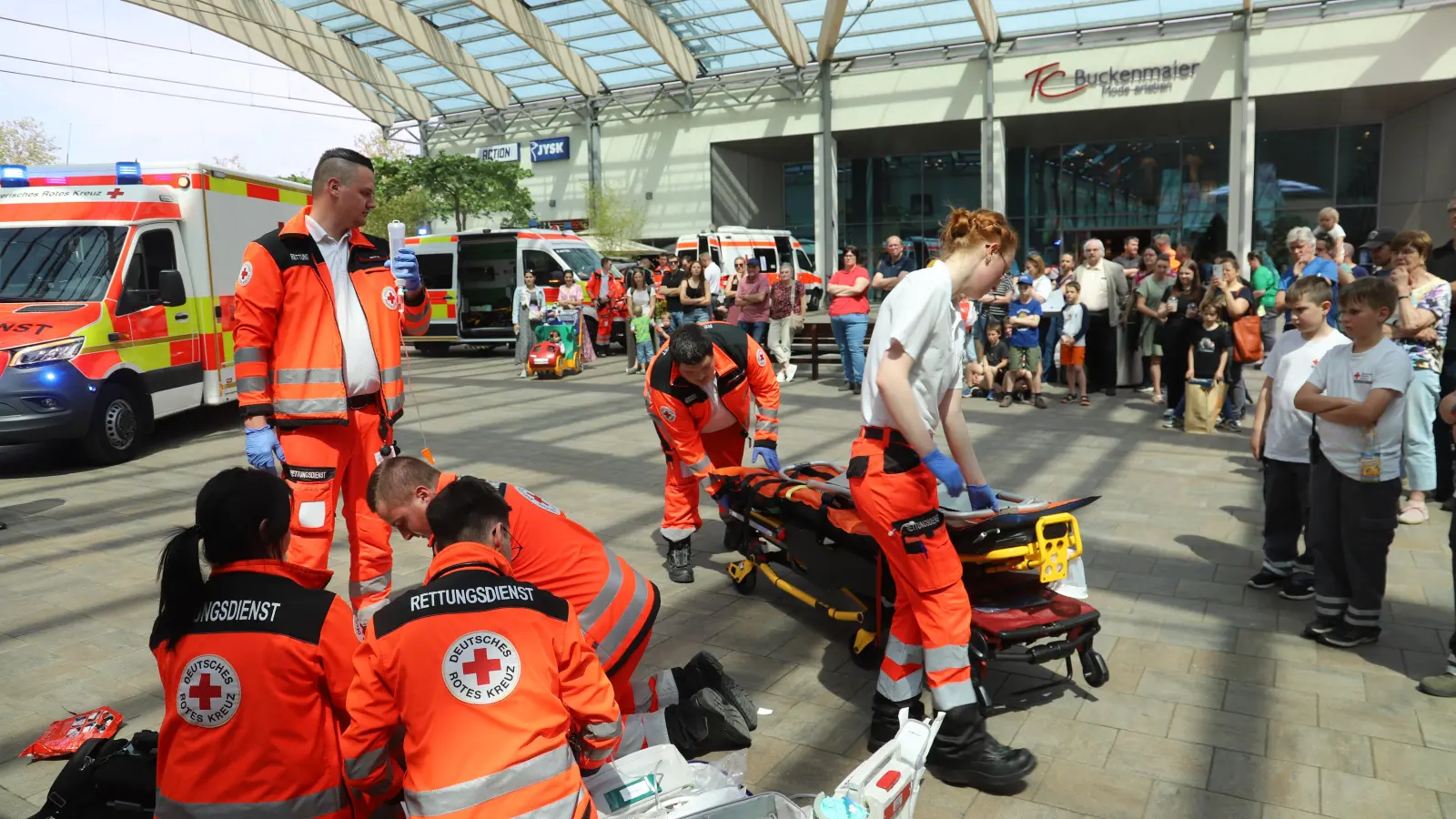 Die Zuschauer erlebten in der Schauübung, wie Retter im Falle eines Falles handeln. (Foto: Oliver Herbst)