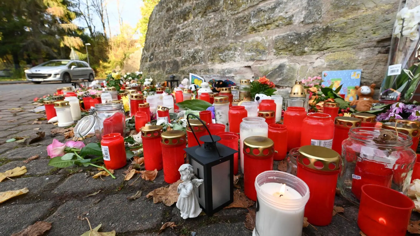 Der Unfallort in Witzenhausen-Gertenbach ist im Herbst 2021 mit Blumen, Teddies und Kerzen geschmückt. (Foto: Uwe Zucchi/dpa)