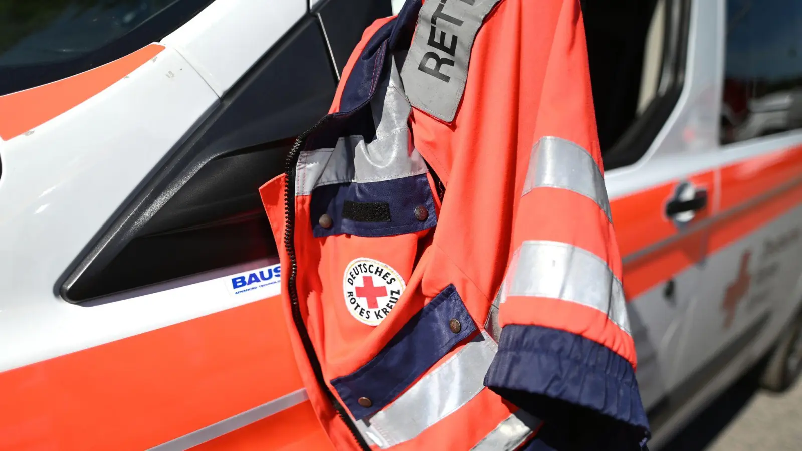 Durch sein schnelles Eingreifen verhinderte der Mann einen lebensgefährlichen Blutverlust. Der Rettungsdienst war im Einsatz. (Symbolbild) (Foto: Patrick Seeger/dpa)