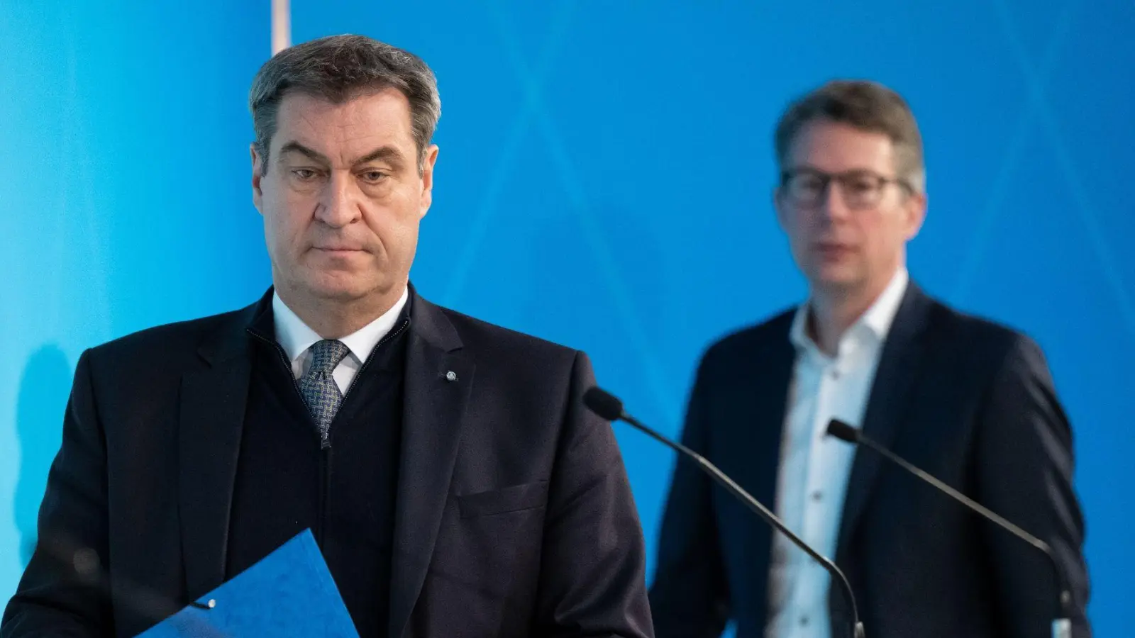 Markus Söder (l, CSU) und Markus Blume (CSU) nehmen an einer Pressekonferenz teil. (Foto: Sven Hoppe/dpa)