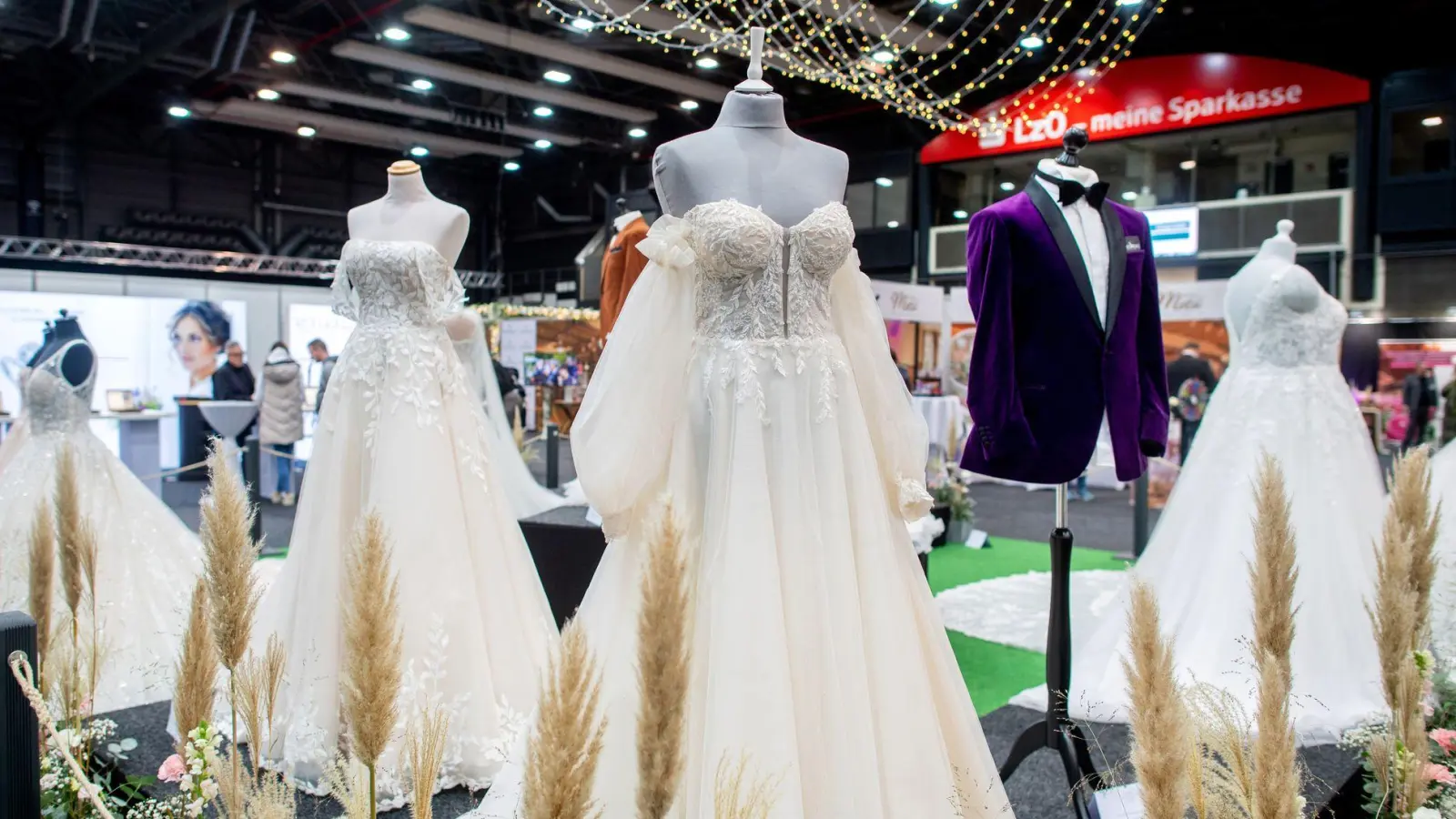 Im schulterfreien Hochzeitskleid friert die Braut im Winter vielleicht - doch längst nicht jeder lässt sich davon abhalten. (Archivbild) (Foto: Hauke-Christian Dittrich/dpa)