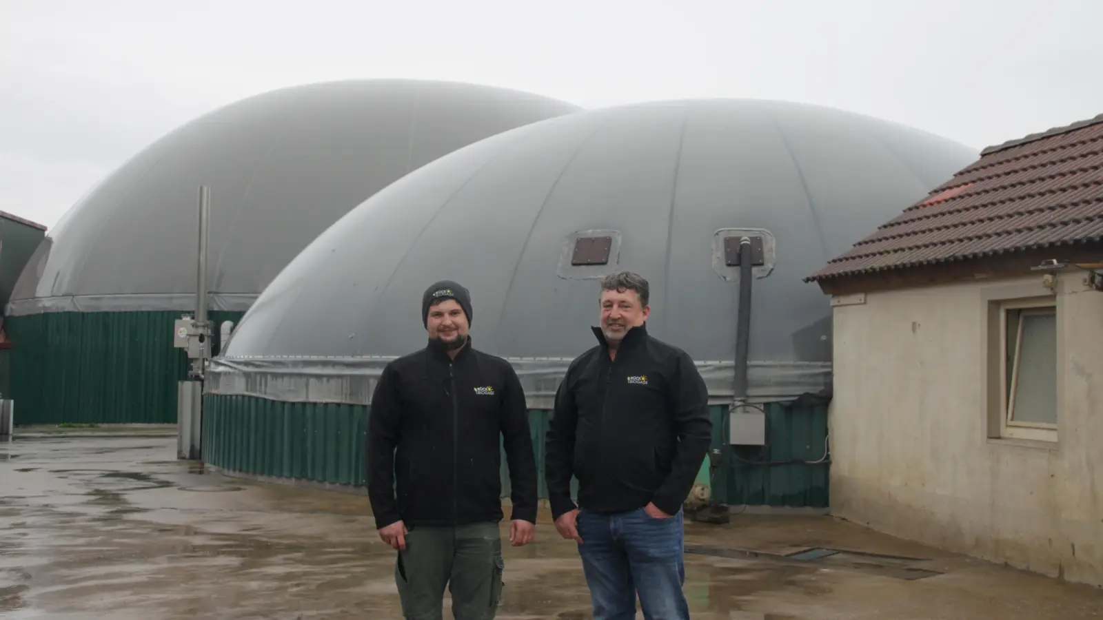 Werner Rück (rechts) ist einer der Biogas-Pioniere in Westmittelfranken. 1995 hat er mit der Produktion von Strom und Wärme aus Biomasse angefangen. In drei Jahrzehnten hat er die Technik seiner Anlagen immer weiter verfeinert. Auch sein Sohn Florian ist inzwischen Teil des Unternehmens. (Foto: Robert Maurer)