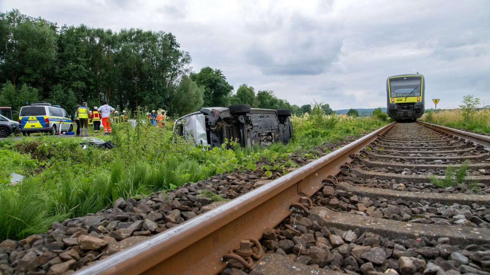 Bei einem Zusammenstoß zwischen einem Zug und einem Auto ist an einem Bahnübergang im bayerischen Landkreis Coburg eine Frau ums Leben gekommen. (Foto: Pia Bayer/dpa)