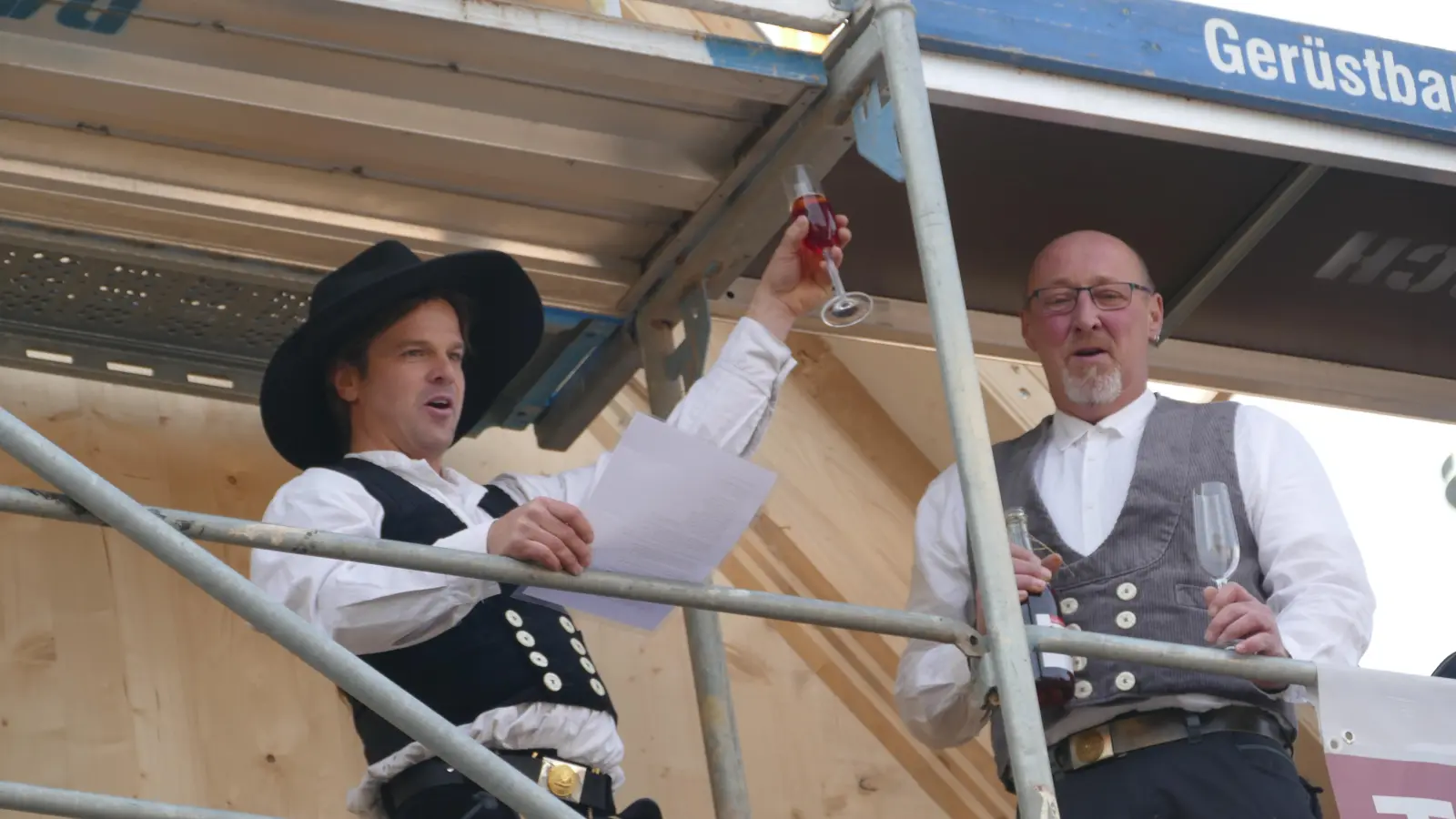 Traditionell übernahmen Zimmermänner den Richtspruch. (Foto: Helmut Meixner)