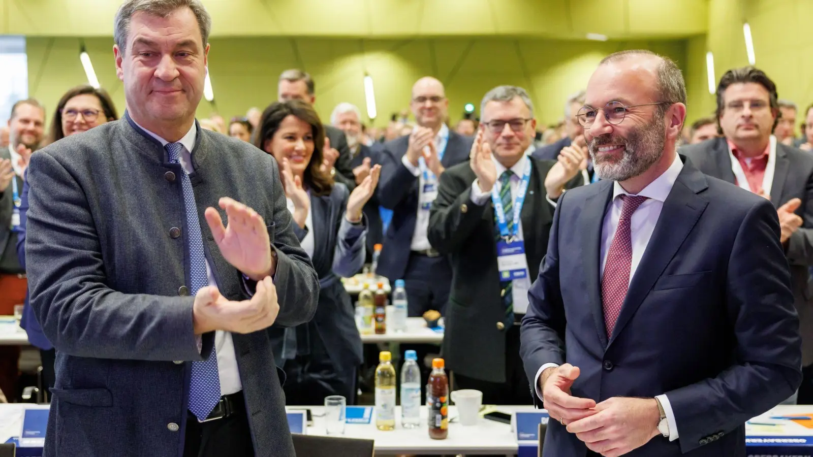 Manfred Weber steht neben Bayerns Ministerpräsident Markus Söder (CSU) bei der CSU-Delegiertenversammlung zur Europawahl in Nürnberg. (Foto: Daniel Karmann/dpa)