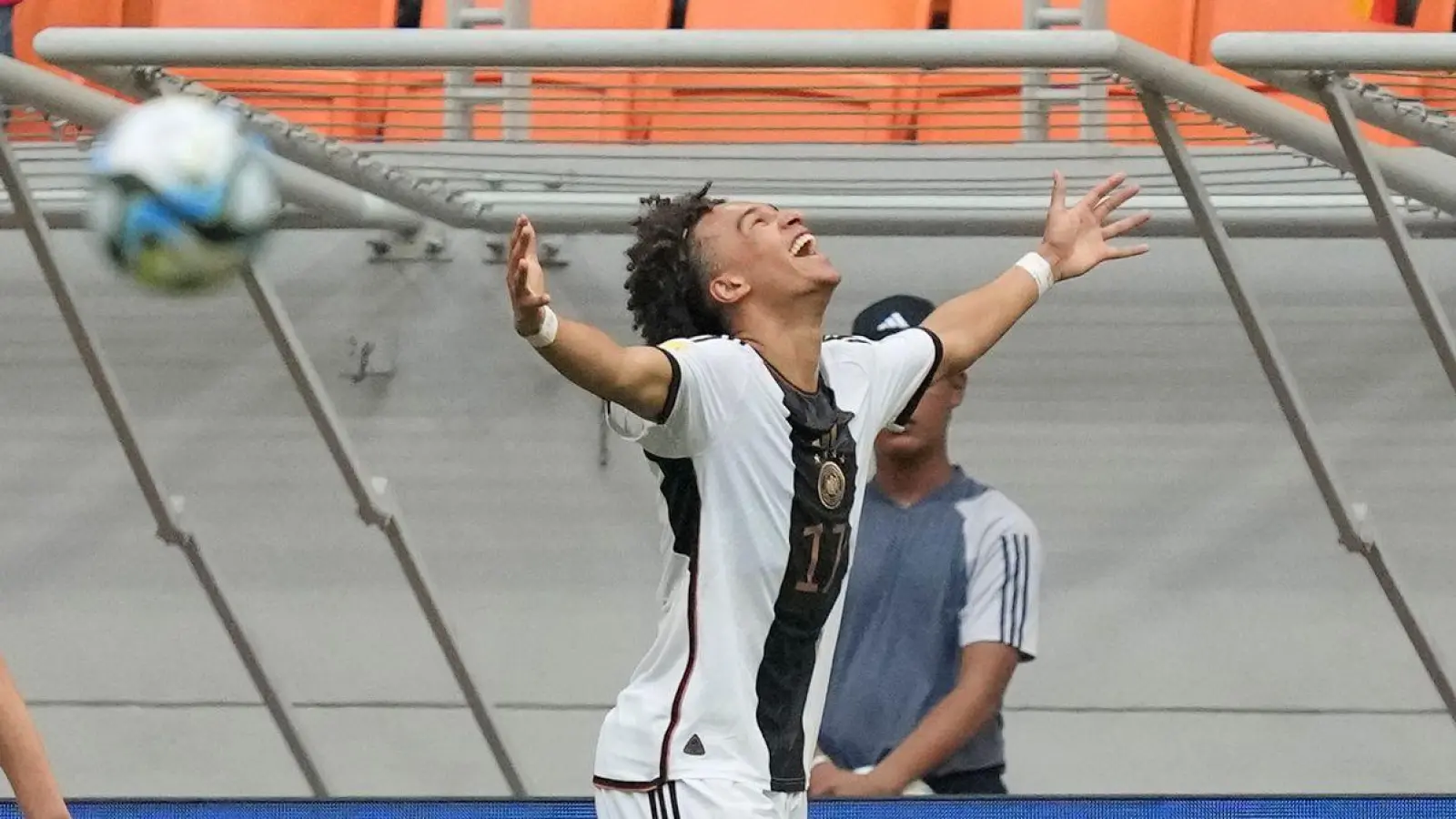 Der deutsche U17-Weltmeister Eric da Silva Moreira hat seinen Ex-Club FC St. Pauli für die Kollaboration mit der US-amerikanischen Punkband Bad-Religion kritisiert. (Foto: Achmad Ibrahim/AP/dpa)