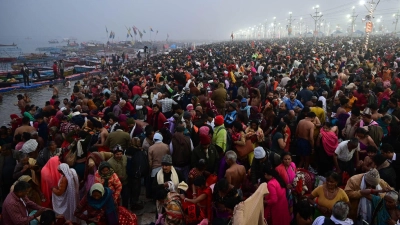 Pilger versammeln sich am Zusammenfluss von Ganges und Jamuna, um ein Bad zu nehmen. (Foto: Prabhat Kumar Verma/ZUMA Press Wire/dpa)