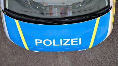 Ein Polizeiauto bei einem Einsatz (Foto: Klaus-Dietmar Gabbert/dpa/Symbolbild)