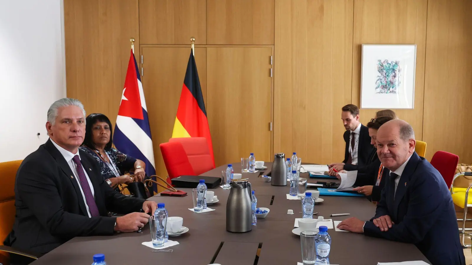 Bundeskanzler Olaf Scholz im Gespräch mit dem kubanischen Präsidenten Miguel Diaz-Canel. (Foto: Geert Vanden Wijngaert/AP Pool/AP)