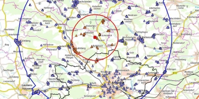 Um den Ausbruchsbetrieb wurde eine Schutzzone (rot) und eine Überwachungszone (blau) eingerichtet. Dort gelten klare Vorgaben zum Umgang mit Geflügel, Eiern und Fleisch. (Grafik: Landratsamt Ansbach)