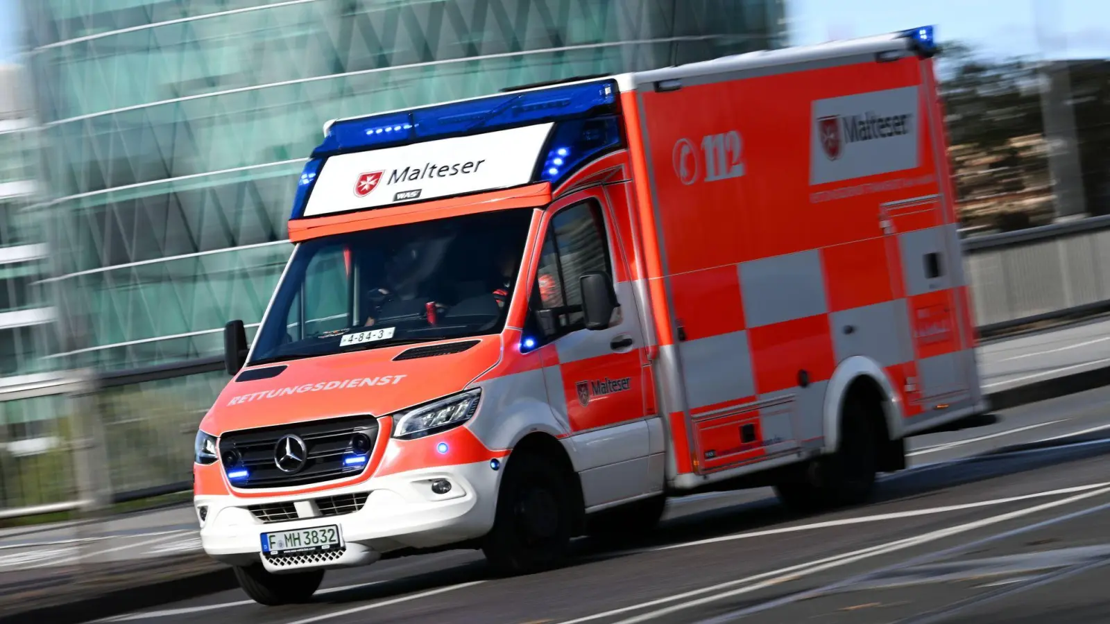 Der Mann wird vom Rettungsdienst in eine Klinik gebracht. (Symbolbild) (Foto: Arne Dedert/dpa)