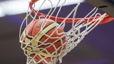 Ein Basketball fällt in den Basketballkorb. (Foto: picture alliance / dpa/Symbolbild)