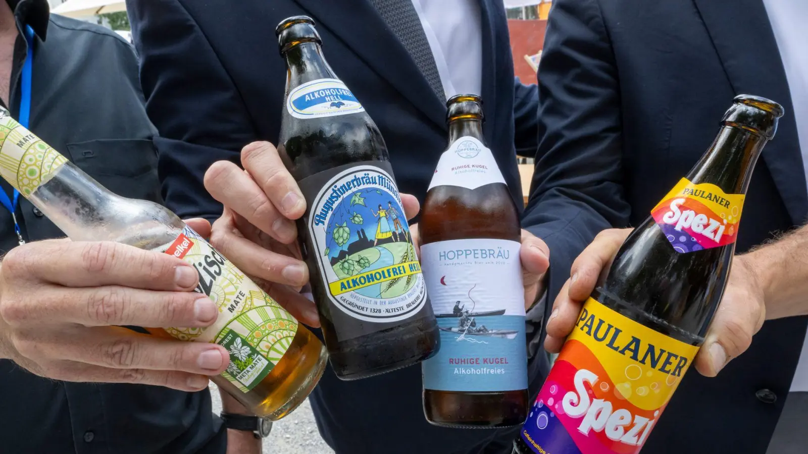 Neben alkoholfreiem Bier gibt es auch Säfte, Kaltgetränke und Mocktails (alkoholfreie Cocktails). (Foto: Peter Kneffel/dpa)