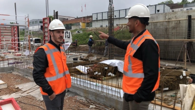 Projektleiter Fabian Kling und Projektentwickler Dimitry McDuffie (von links) sind zuversichtlich, den Termin der Fertigstellung einzuhalten. (Foto: Florian Pöhlmann)