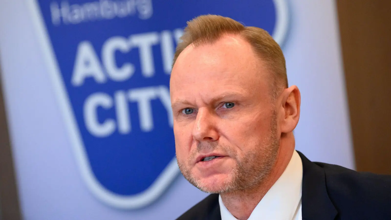 Nach den Attacken von HSV-Fans auf Anhänger des 1. FC Köln hat Hamburgs Innen- und Sportsenator Andy Grote (SPD) die Gewalt verurteilt. (Foto: Jonas Walzberg/dpa)