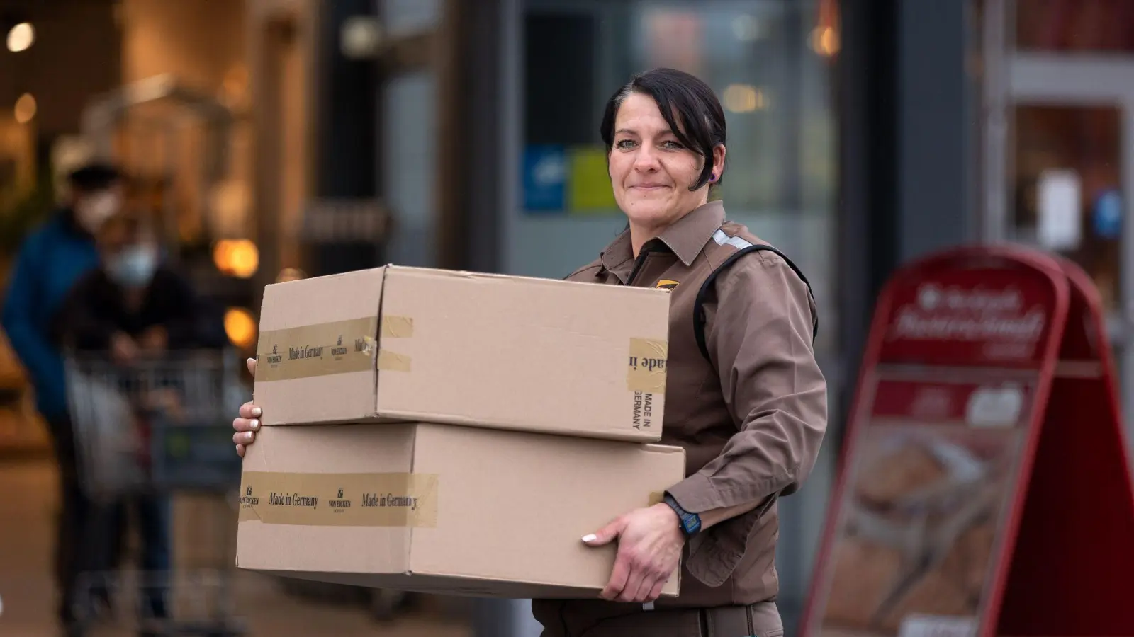 Viel in Bewegung und unter Menschen sein: Das gefällt Paketzustellerin Jennifer Barber an ihrem Beruf. (Foto: Oliver Krato/dpa-tmn)