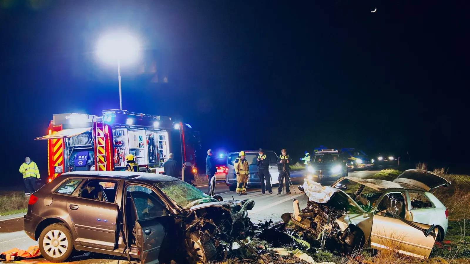 Bei einem Frontalzusammenstoß in Unna sind am Samstag drei Menschen gestorben. (Foto: Andreas Dunker/dpa)