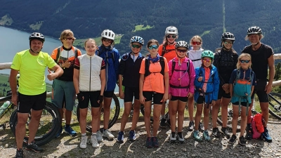 Höhepunkt der Reise war die Etappe über Nauders, bei der sich unterwegs ein herrlicher Blick auf den Reschensee bot. Unser Bild zeigt die Gruppe mit Abteilungsleiter Christoph Wallewein (rechts) und Betreuer Pierre Hammer (links). Foto ((Selbstauslöser): TuS-Abteilung Schwimmen/Triathlon / Pierre Hammer)