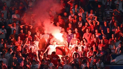Vor und während des EM-Spiels in München zündeten serbische Fans unerlaubt Pyrotechnik - es kam zu Auseinandersetzungen mit der Polizei. (Foto: Sven Hoppe/dpa)