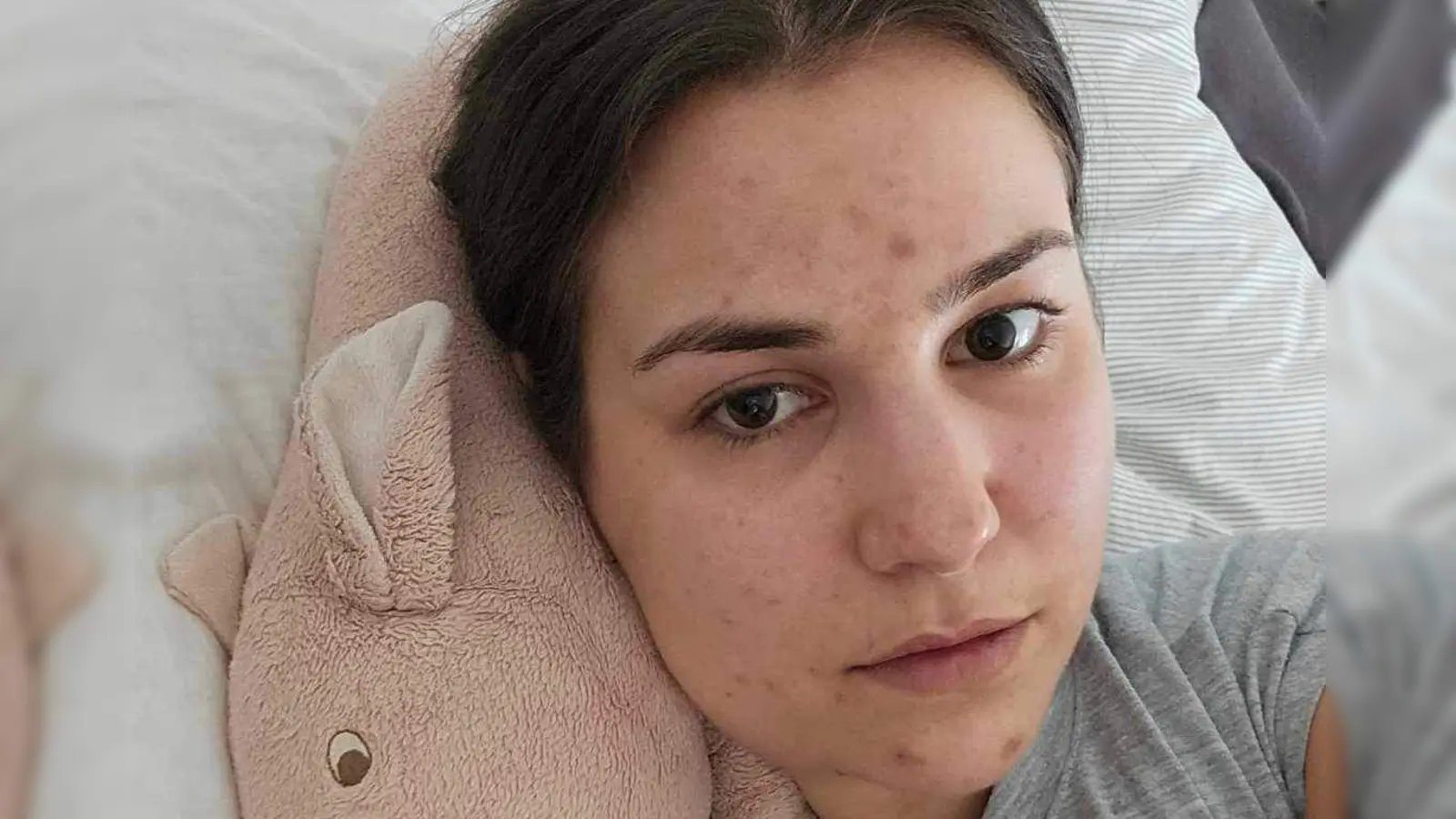 Sarah Buckel mit ihrem Glücksschwein Klausi: Die 29-Jährige leidet an einer schweren Form von ME/CFS infolge von Long Covid. (Foto: Selbstporträt)