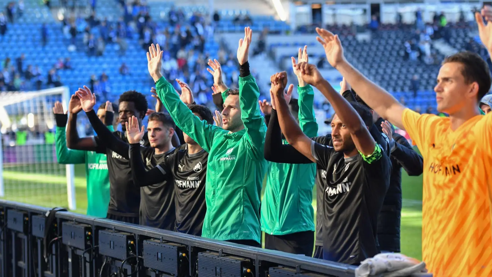 Nach einem kuriosen Spiel jubeln die Fürther Spieler vor ihren Fans. (Foto: Christophe Gateau/dpa)