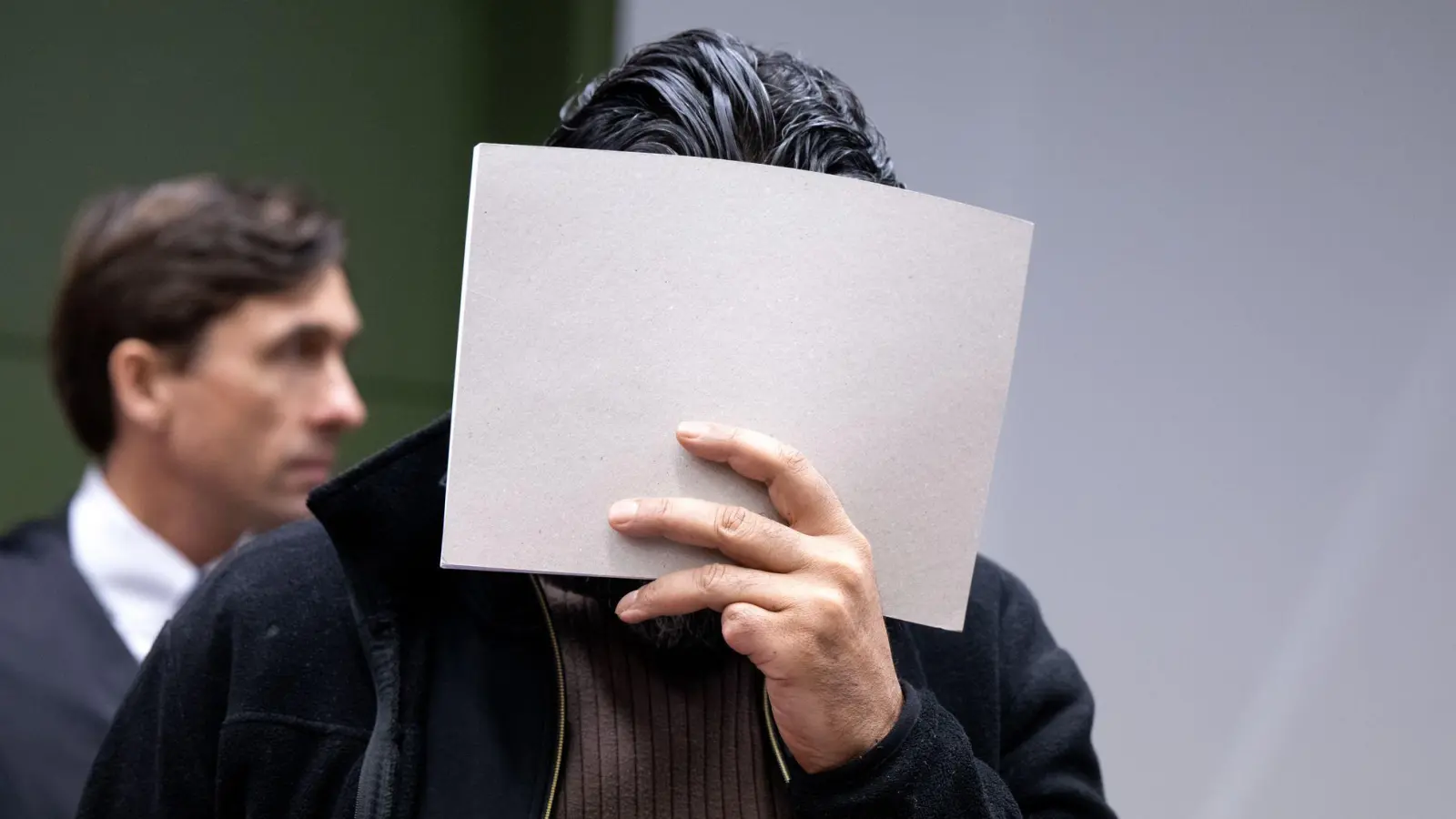 Beim Prozessauftakt verbarg der Angeklagte sein Gesicht. (Archivbild) (Foto: Sven Hoppe/dpa)