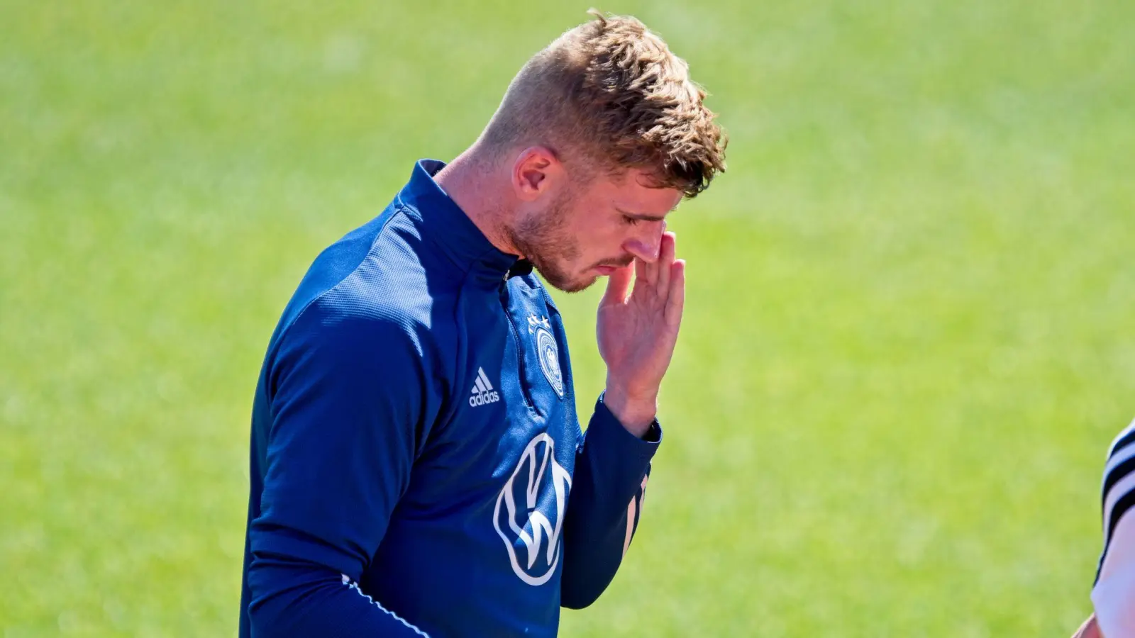 Hat gegen Italien sein 50. Länderspiel: Nationalspieler Timo Werner cremt sich beim Training mit Sonnencreme ein. (Foto: Hans-Martin Issler/dpa)