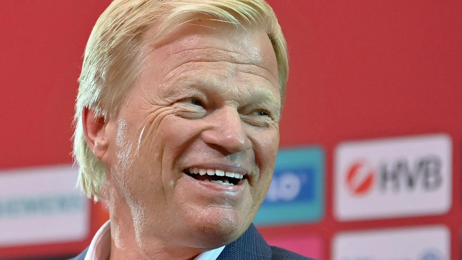 Oliver Kahn, Vorstandsvorsitzender der FC Bayern München AG, spricht auf dem Podium. (Foto: Sebastian Widmann/Getty Images Europe/ FC Bayern München/dpa/Symbolbild)