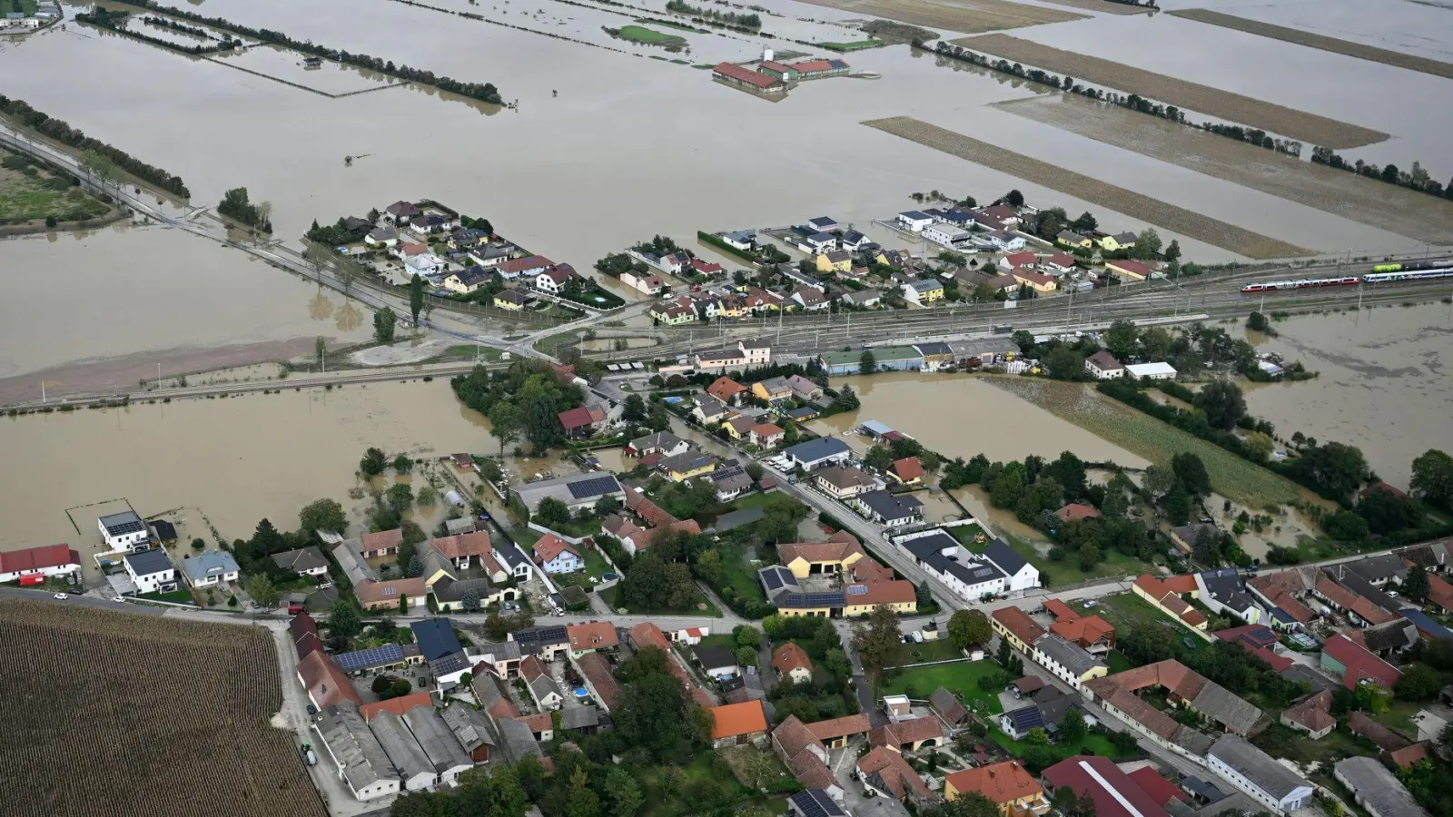 Der Osten Österreichs hat mit Überschwemmungen zu kämpfen. (Foto: Helmut Fohringer/APA/dpa)