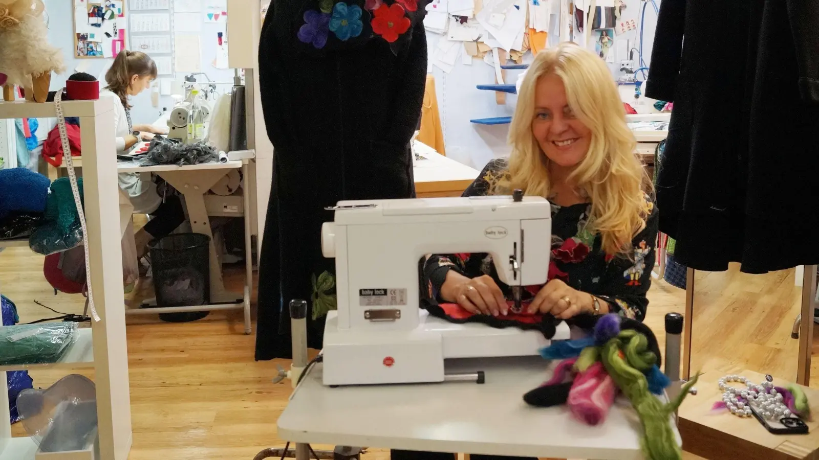 Anett Utz in ihrem Laden mit Modeatelier in Rothenburg. Hier entstehen die Kollektionen und Maßanfertigungen. Entspannung findet sie bei der Arbeit mit Filzstoffen. (Foto: Nicole Gunkel)