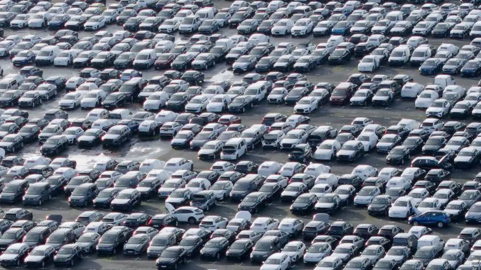 Volle Parkplätze, maue Kassen: Der Gewinn von VW, Mercedes-Benz und BMW ist im dritten Quartal in den Keller gerauscht. (Symbolbild) (Foto: Henning Kaiser/dpa)