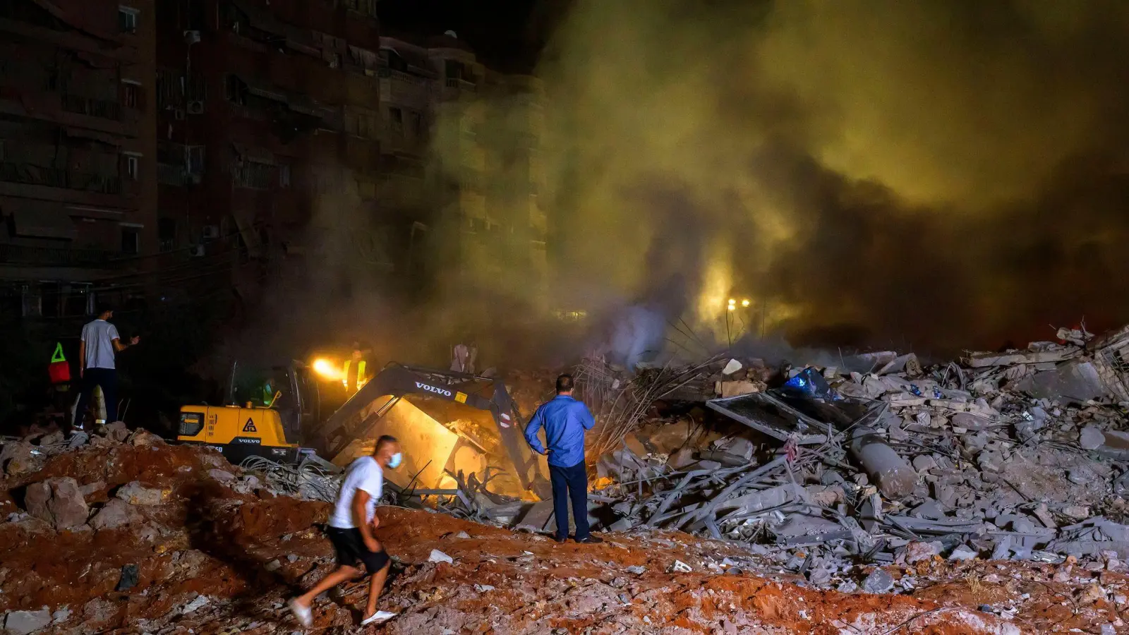 Rettungskräfte versammeln sich nach einem israelischen Luftangriff in Beirut. (Foto: Marwan Naaman/dpa)