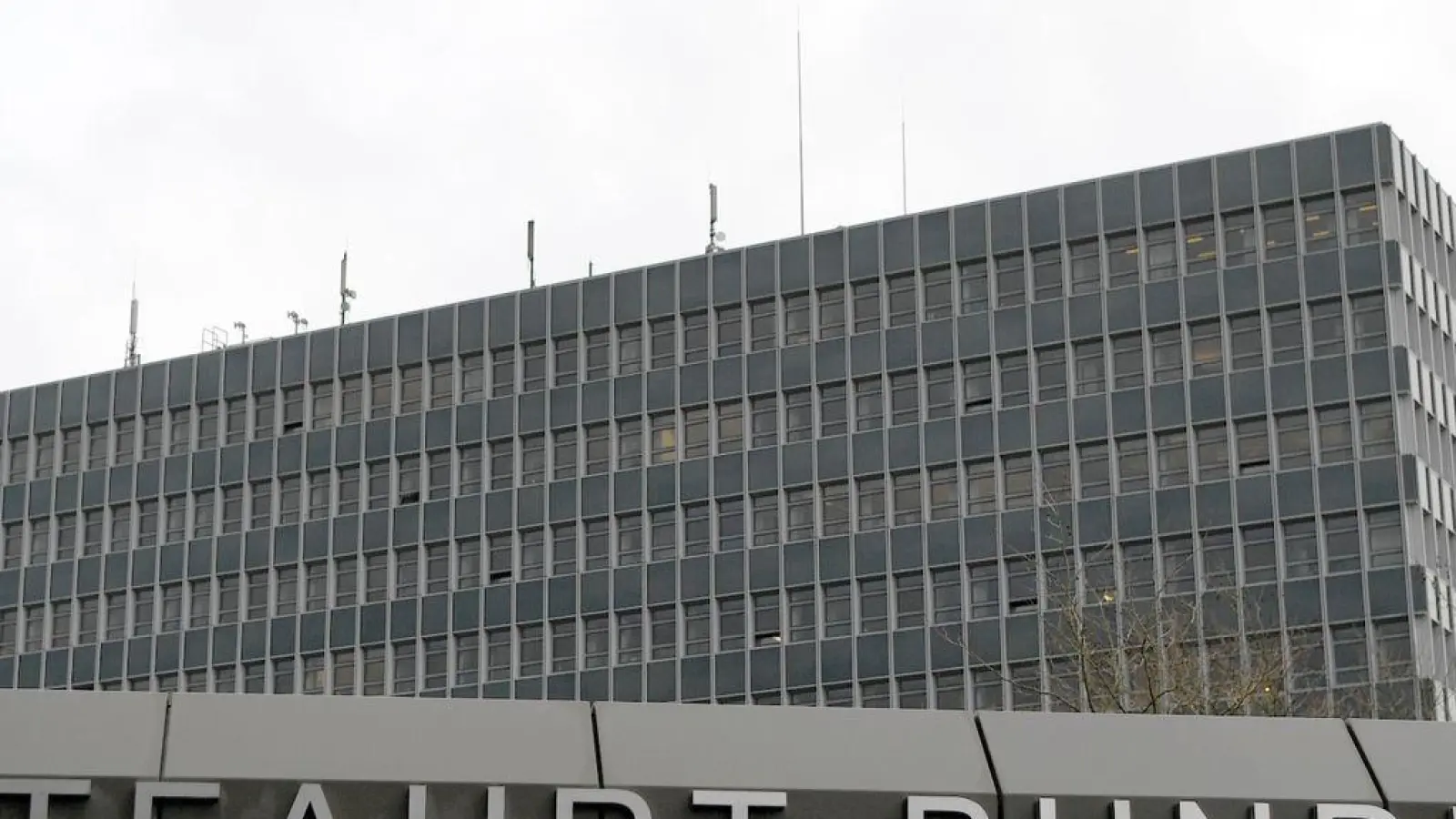 Der Eingang zum Kraftfahrt-Bundesamt. (Foto: Carsten Rehder/dpa)