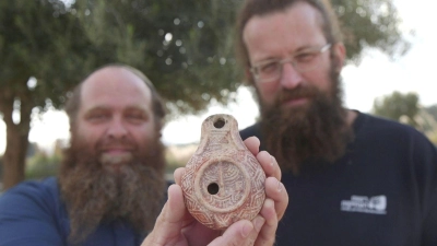 Stolz präsentieren die Archäologen ihren Fund. (Foto: Emil Aladjem/Israelische Altertumsbehörde/dpa)